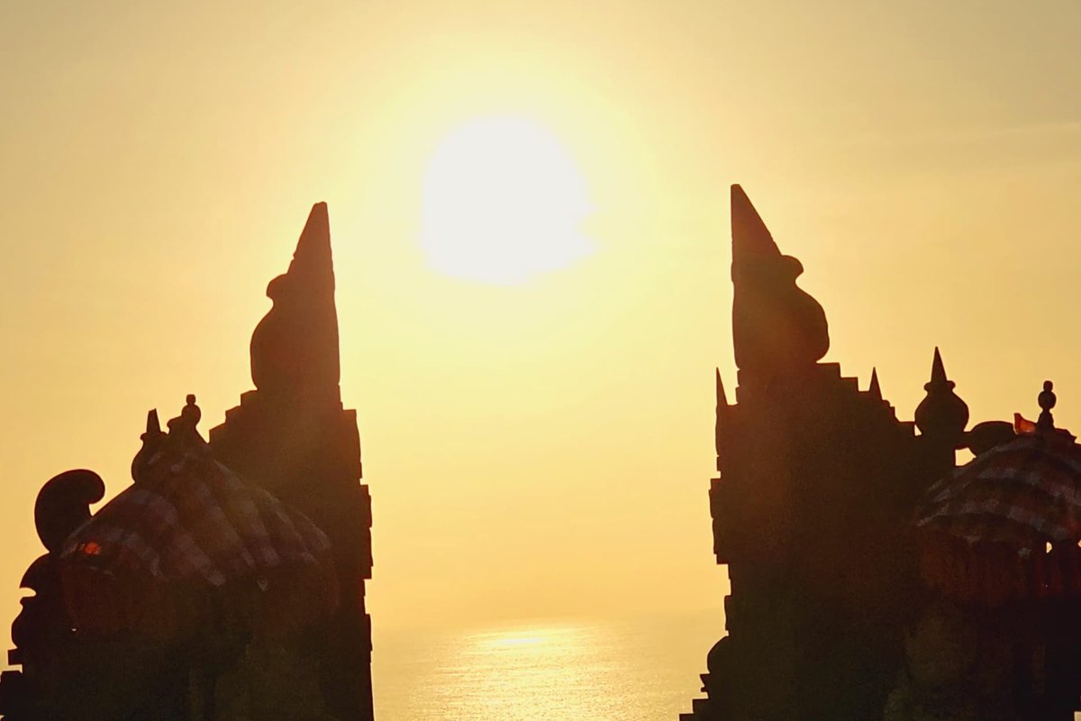 Siluet Pura Tanah Lot saat matahari terbenam di Bali