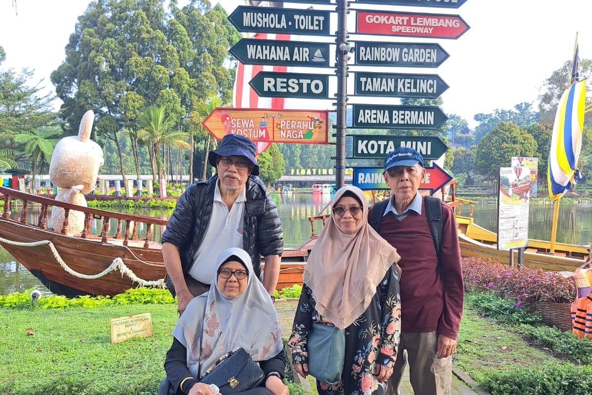Tamu Bandung Driver di pintu masuk Floating Market Lembang