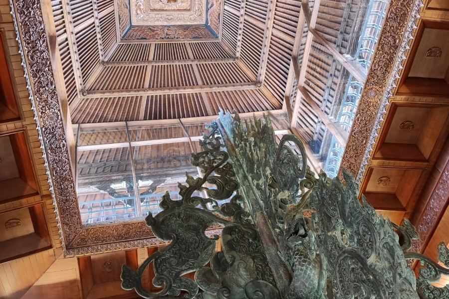 Detail arsitektur bangunan tua yang dikunjungi tamu