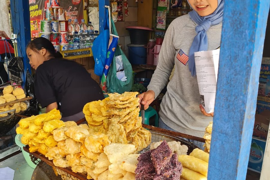 Aneka jajanan gorengan di warung jalanan Bandung
