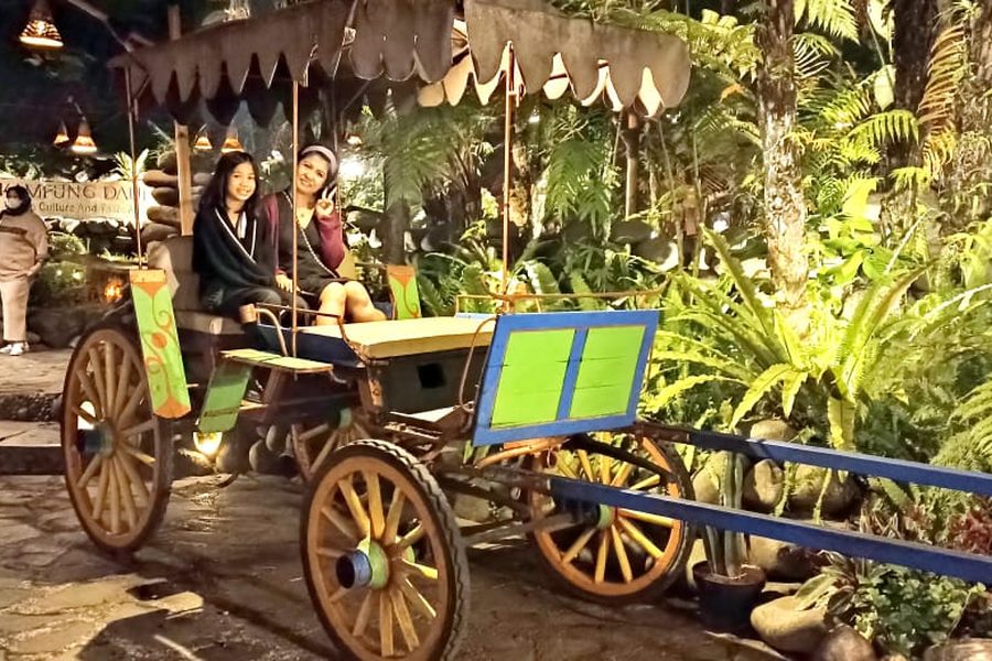 Keluarga tamu Bandung Driver dengan delman di Kampung Daun
