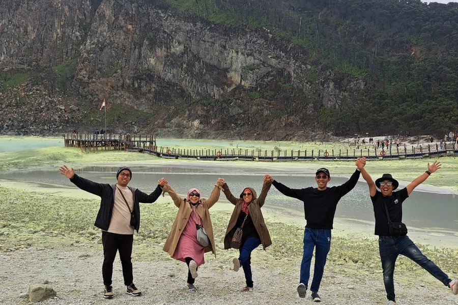 Tamu melompat gembira di tepi Kawah Putih