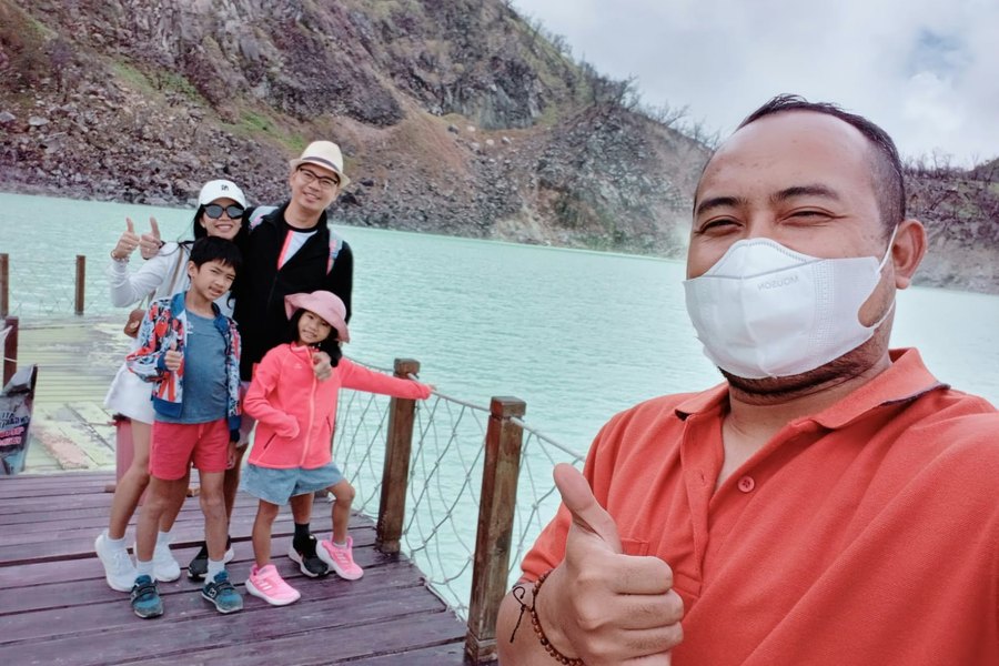 Tamu dari Singapura di Kawah Putih bersama Bandung Driver