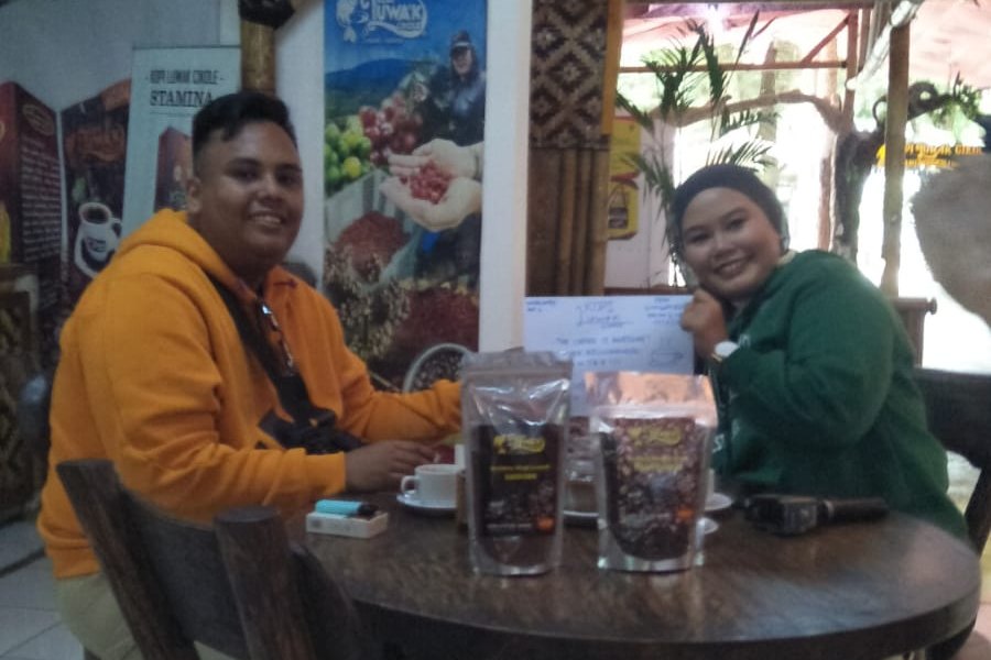 Tamu mencoba kopi luwak di Cikole Lembang