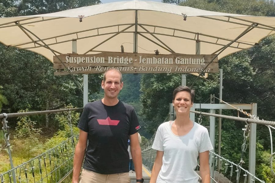 Tamu di jembatan gantung Rengganis Ciwidey