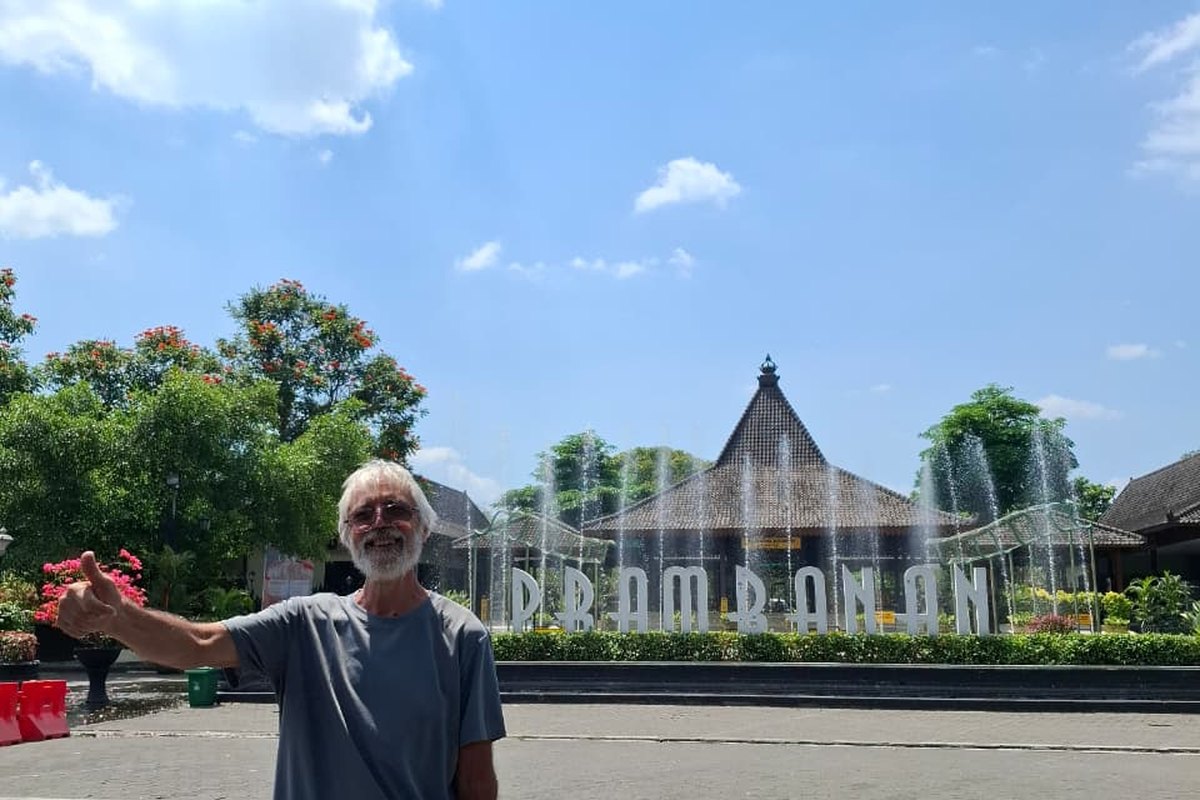 Tamu berfoto di gerbang Candi Prambanan