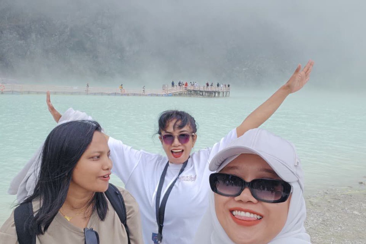Tamu Bandung Driver berfoto bersama supir wanita di Kawah Putih