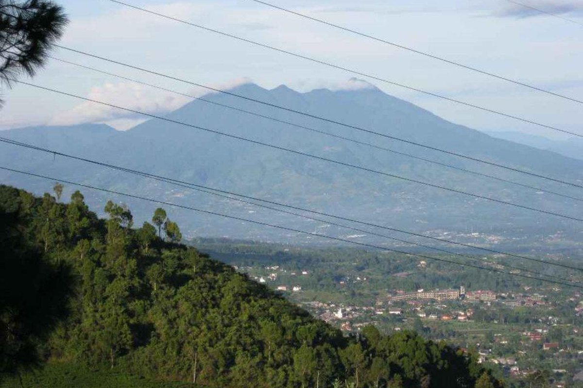 Pemandangan pegunungan di jalur Puncak saat perjalanan Bandung Jakarta