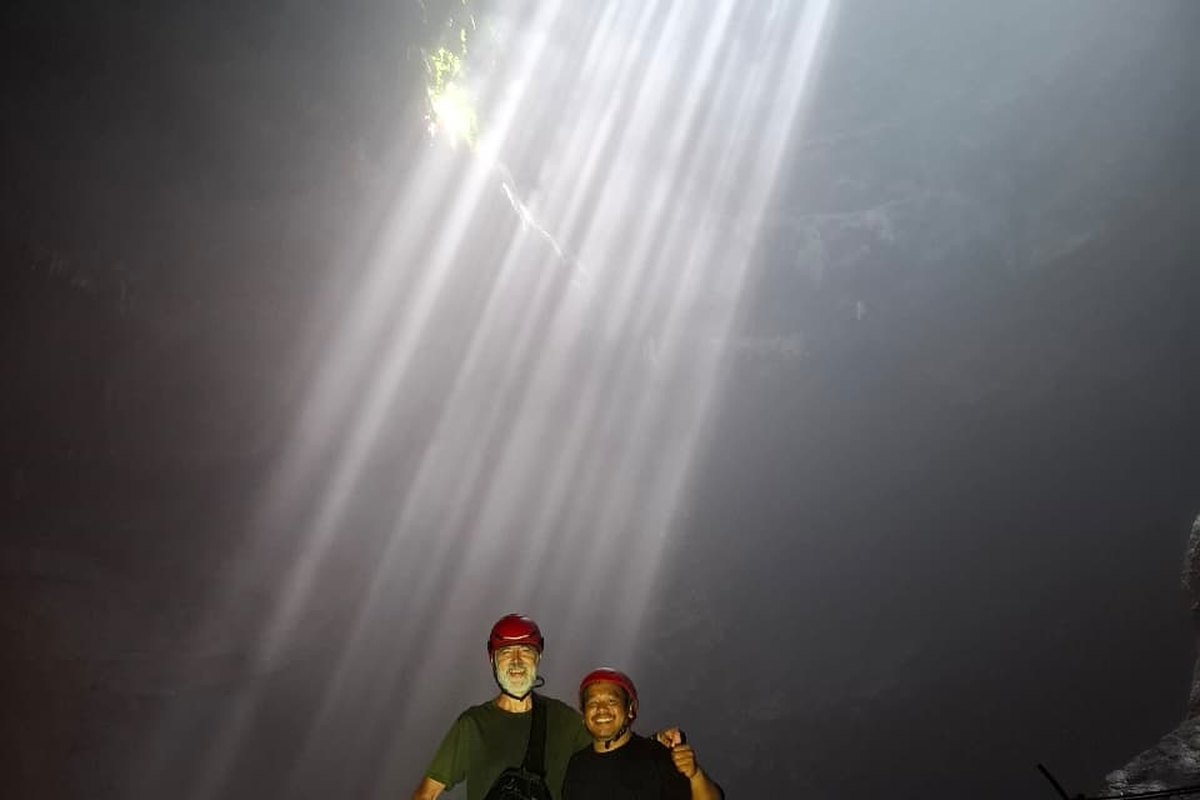 Berkas cahaya menerobos ke dalam gua yang dikunjungi tamu