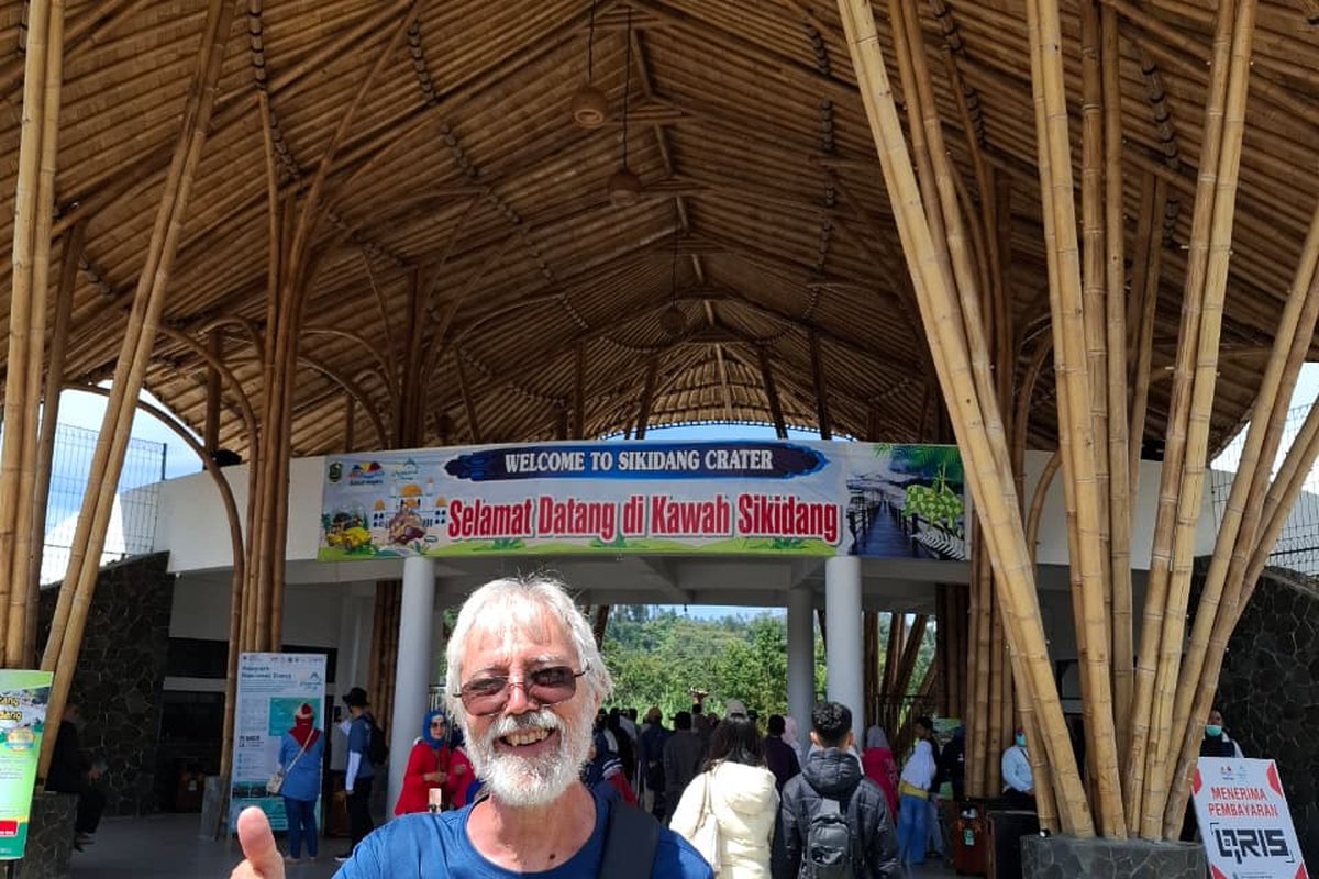 Tamu di Kawah Sikidang, kawah vulkanik di Jawa Tengah
