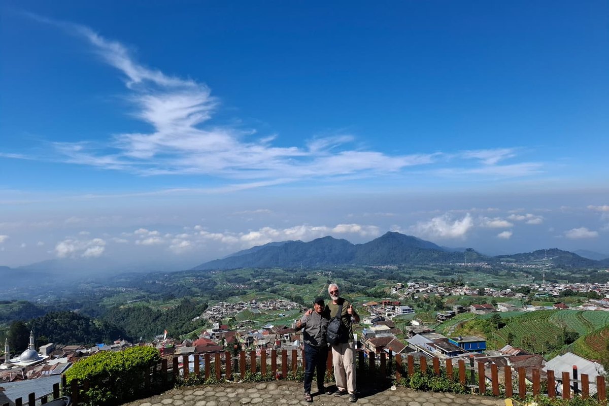 Pemandangan pegunungan Jawa dari titik pandang saat tur