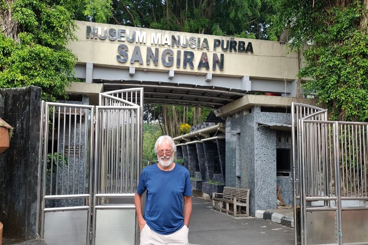 Tamu di gerbang Museum Manusia Purba Sangiran